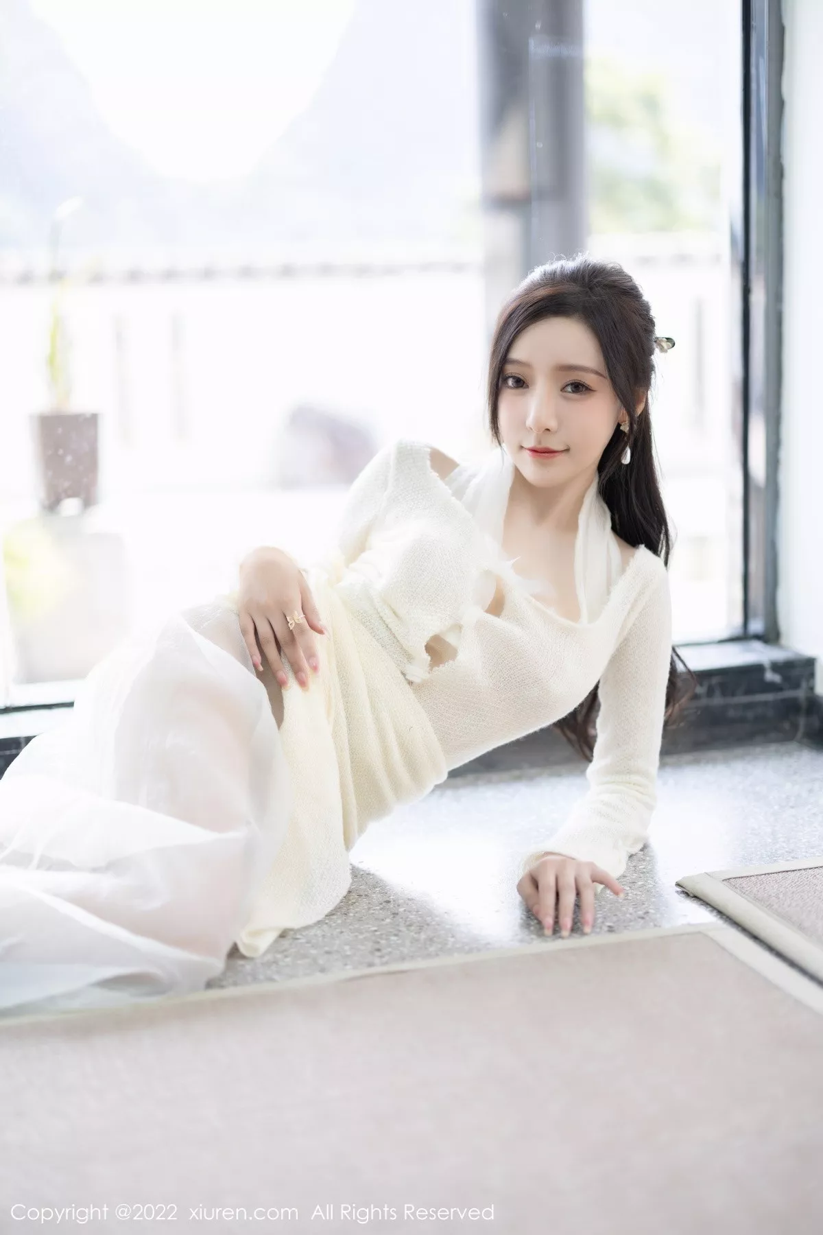 XiuRen第5846期_女神王馨瑶yanni性感白色连衣裙配超薄肉丝秀翘臀美腿诱惑写真87P