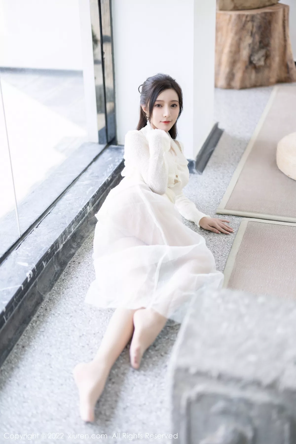 XiuRen第5846期_女神王馨瑶yanni性感白色连衣裙配超薄肉丝秀翘臀美腿诱惑写真87P