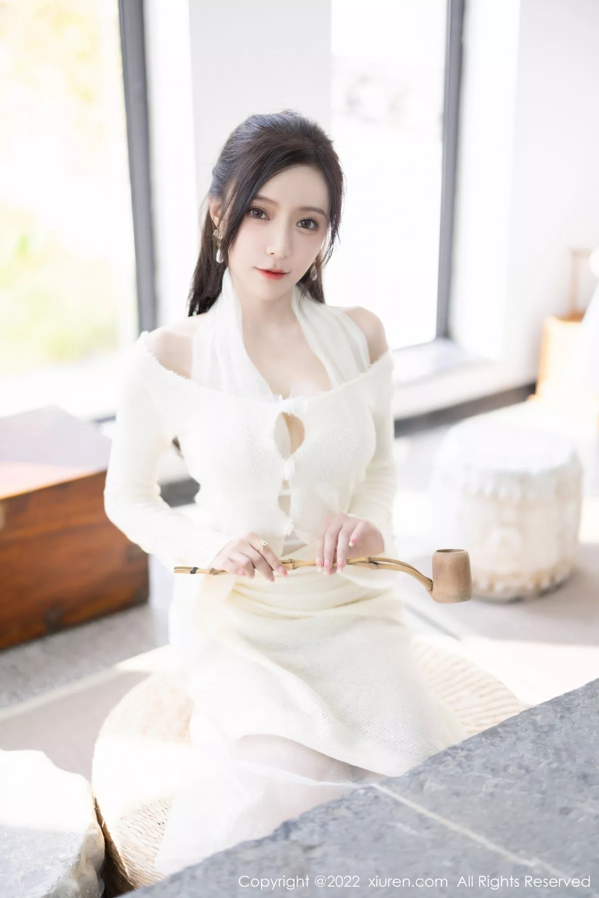 XiuRen第5846期_女神王馨瑶yanni性感白色连衣裙配超薄肉丝秀翘臀美腿诱惑写真87P