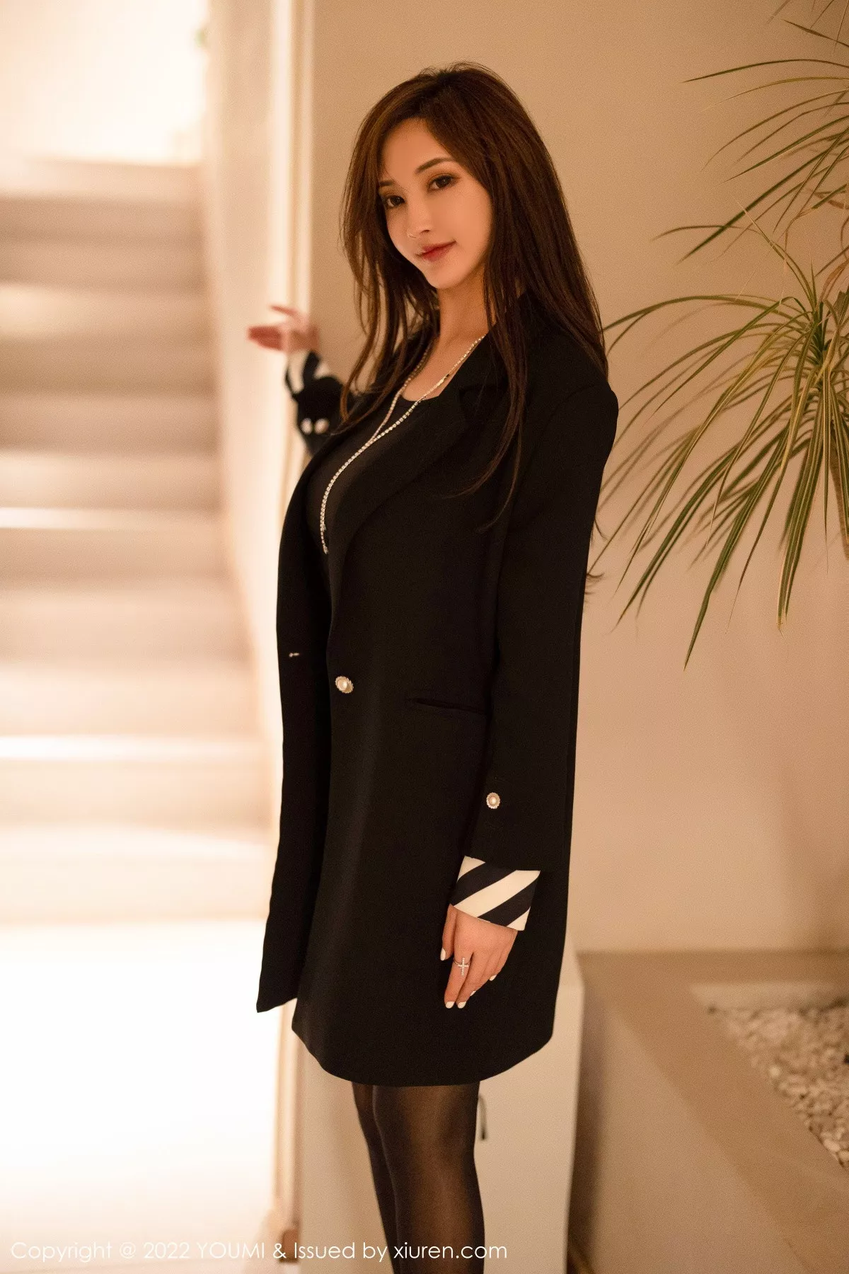 [YouMi尤蜜荟]Vol.863_女神奶瓶土肥圆黑色露肩连衣裙配超薄黑丝秀丰满身材诱惑写真86P