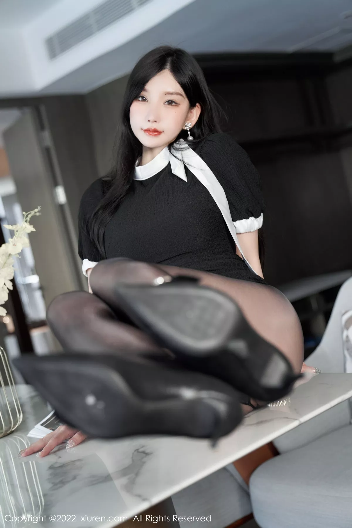 XiuRen第5848期_女神周于希Sally私房性感蓝色蕾丝内衣配超薄闪亮黑丝魅惑写真102P