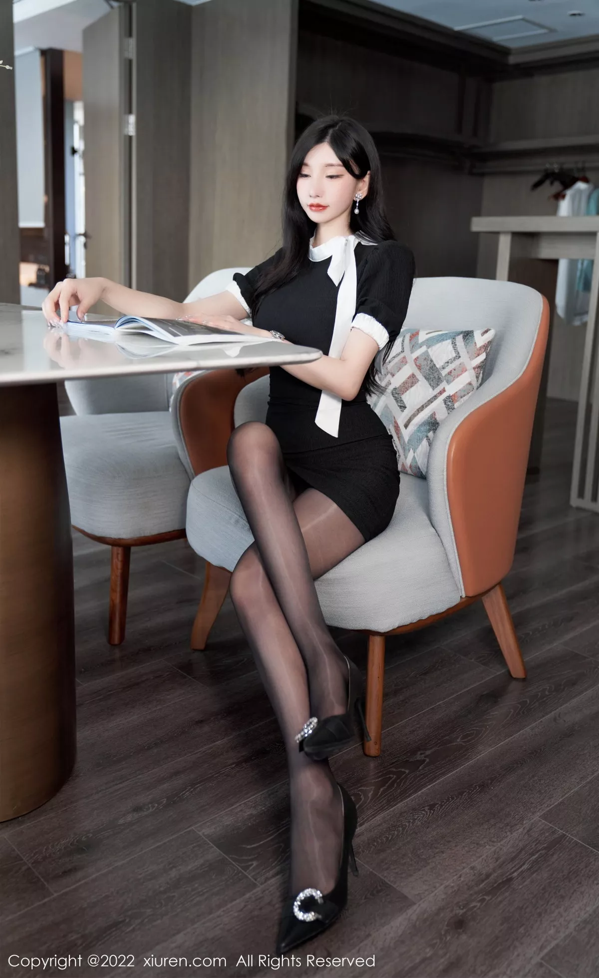 XiuRen第5848期_女神周于希Sally私房性感蓝色蕾丝内衣配超薄闪亮黑丝魅惑写真102P