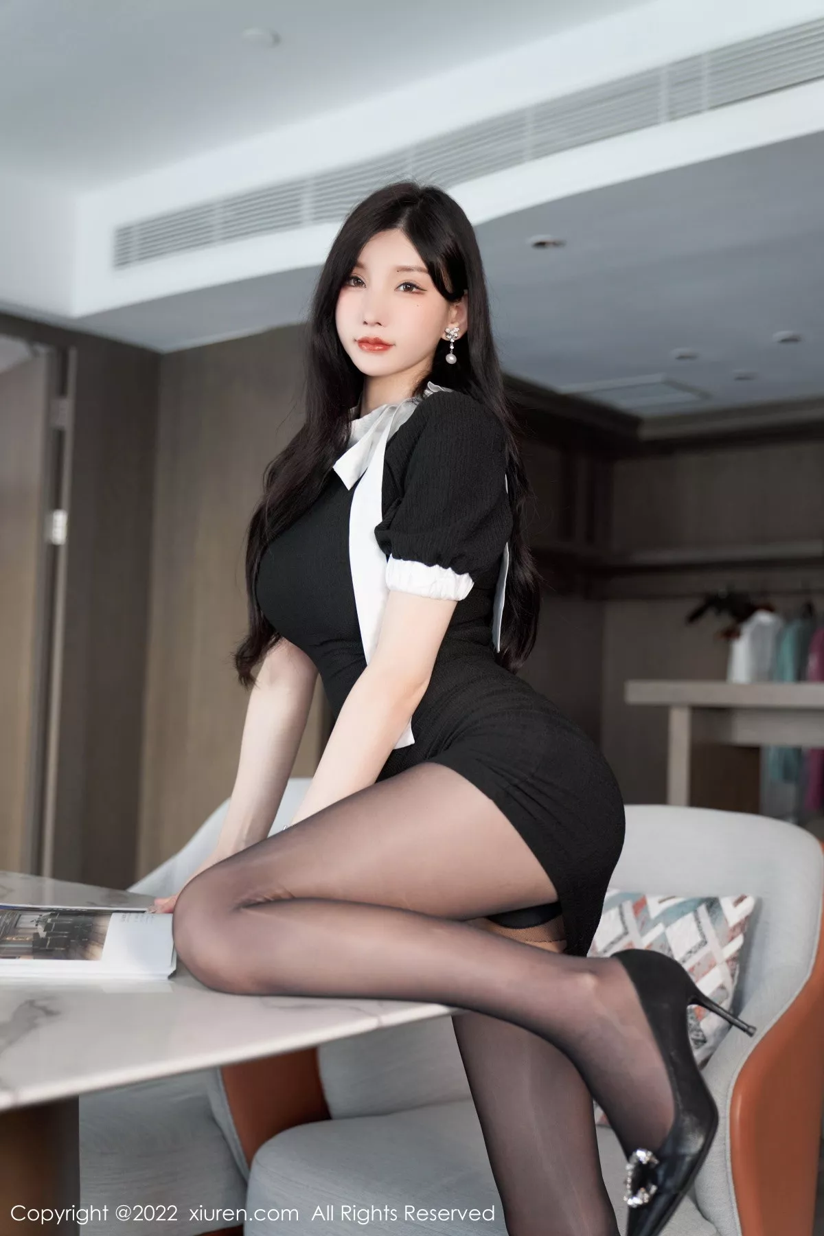 XiuRen第5848期_女神周于希Sally私房性感蓝色蕾丝内衣配超薄闪亮黑丝魅惑写真102P
