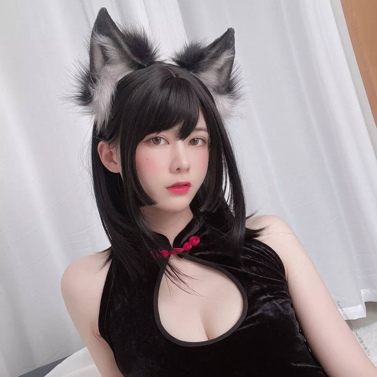 萌妹子眼酱大魔王旗袍主题私房性感情趣旗袍配黑丝袜秀翘臀美腿撩人诱惑写真34P