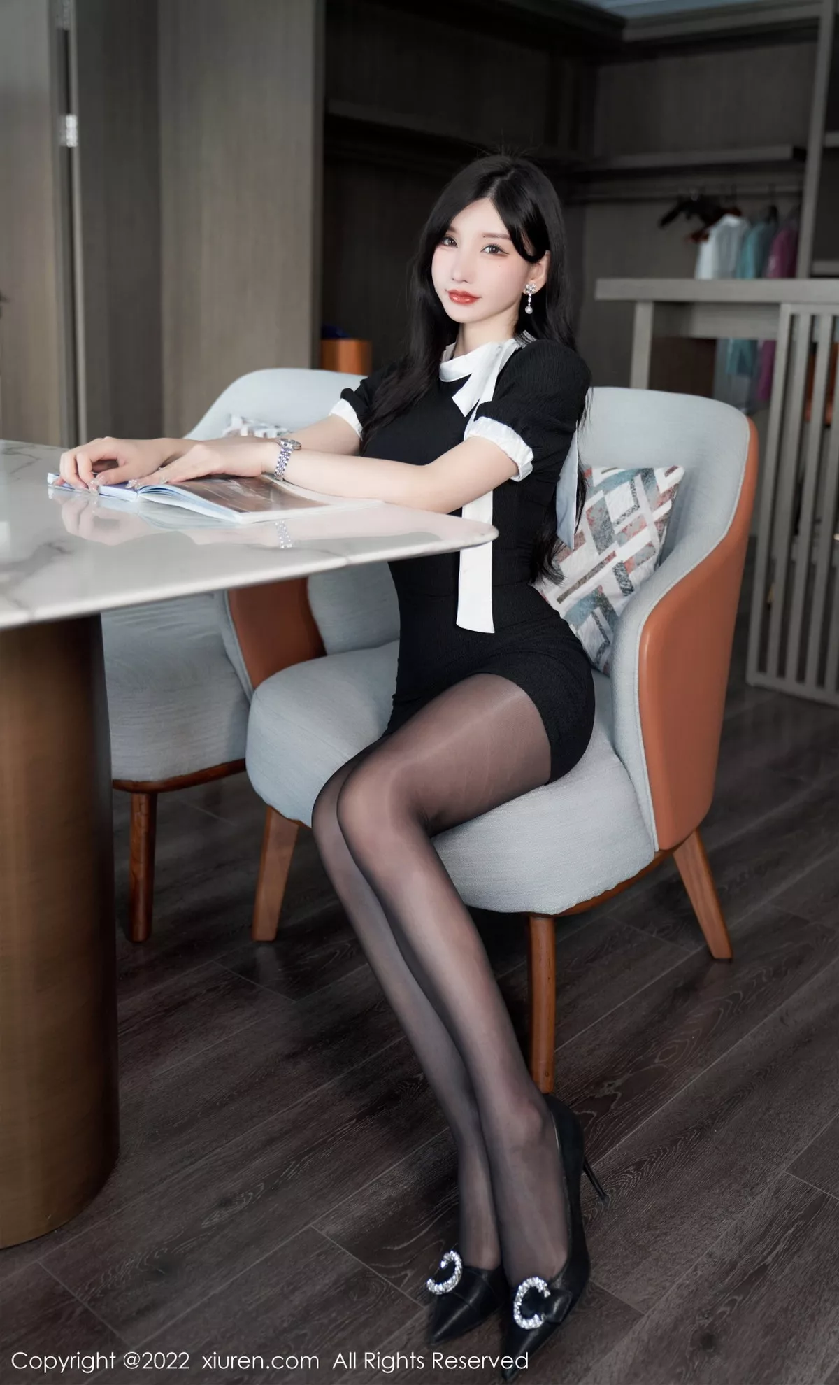 XiuRen第5848期_女神周于希Sally私房性感蓝色蕾丝内衣配超薄闪亮黑丝魅惑写真102P