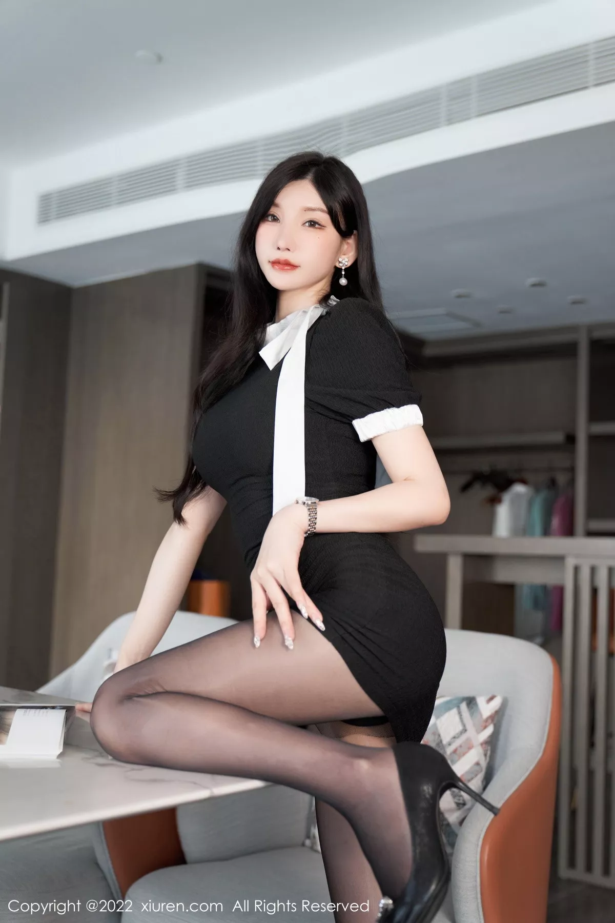 XiuRen第5848期_女神周于希Sally私房性感蓝色蕾丝内衣配超薄闪亮黑丝魅惑写真102P