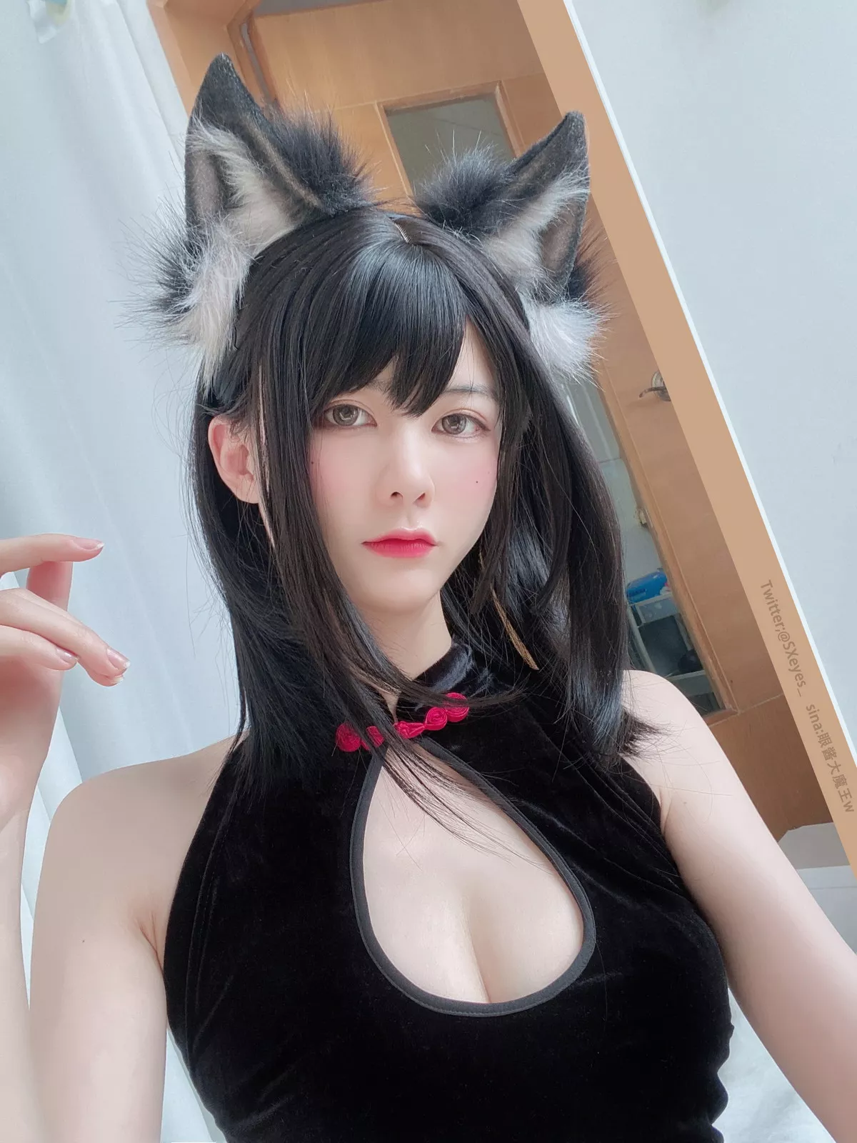 萌妹子眼酱大魔王旗袍主题私房性感情趣旗袍配黑丝袜秀翘臀美腿撩人诱惑写真34P