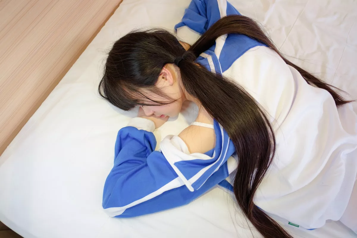 网络美女西尔酱校服白丝主题私房床上脱学生制服露性感白丝秀美腿迷人写真77P