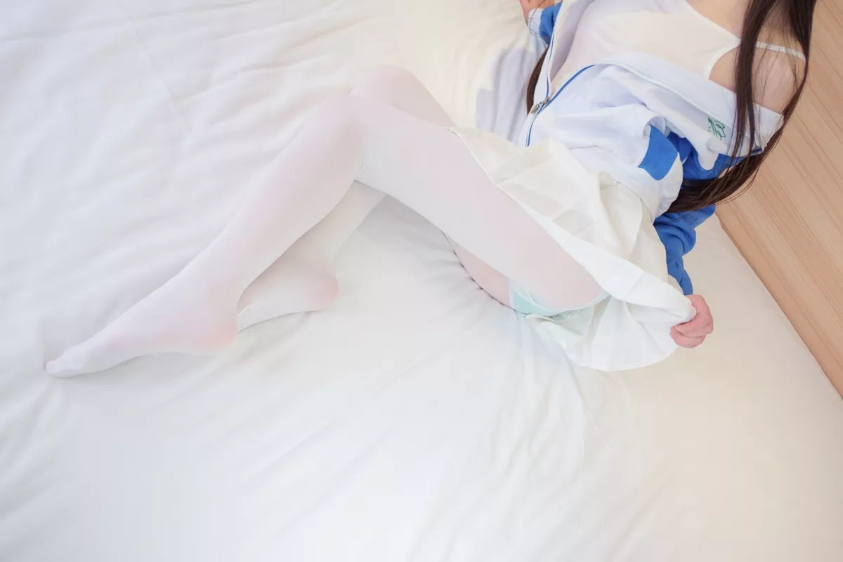 网络美女西尔酱校服白丝主题私房床上脱学生制服露性感白丝秀美腿迷人写真77P