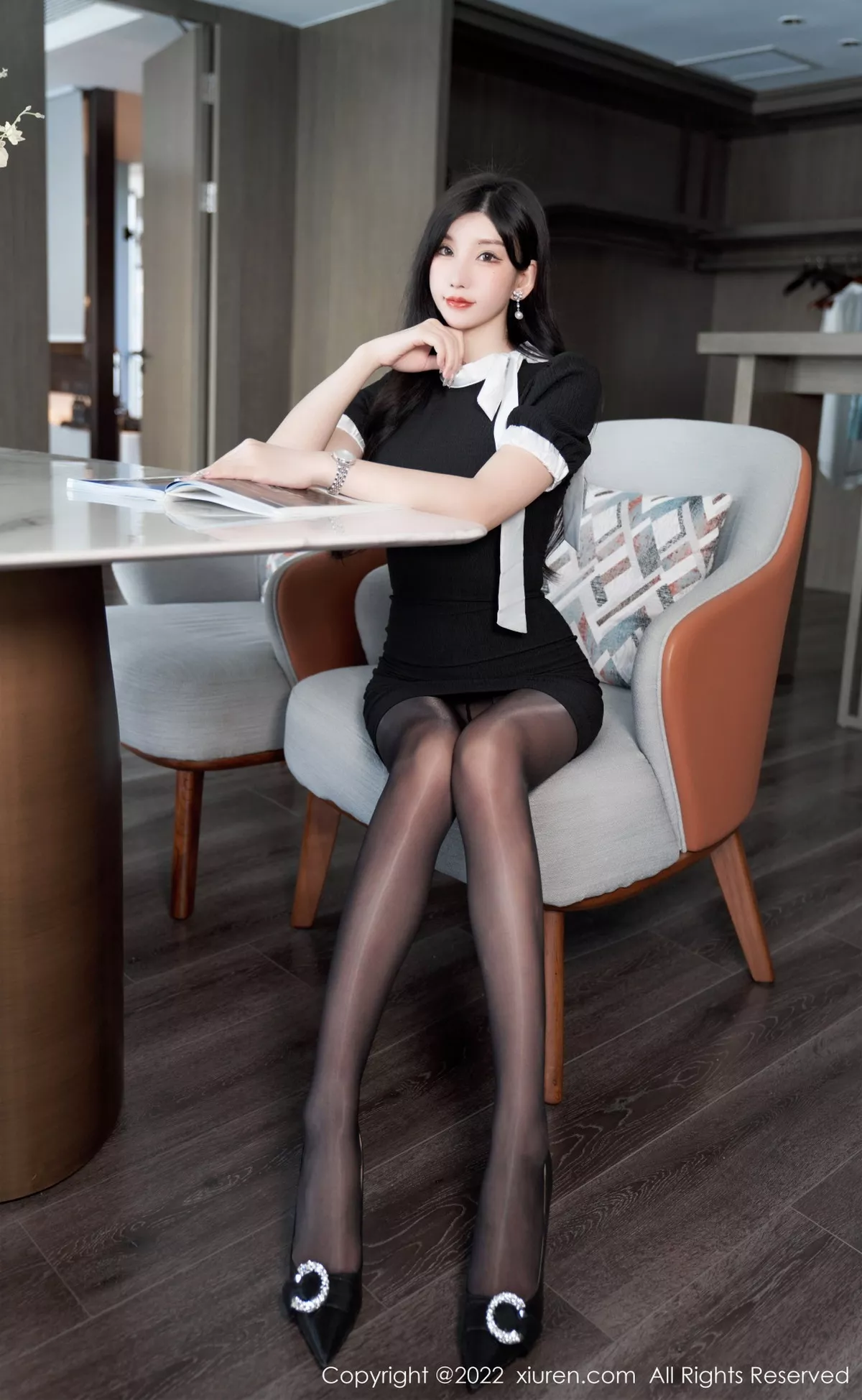 XiuRen第5848期_女神周于希Sally私房性感蓝色蕾丝内衣配超薄闪亮黑丝魅惑写真102P