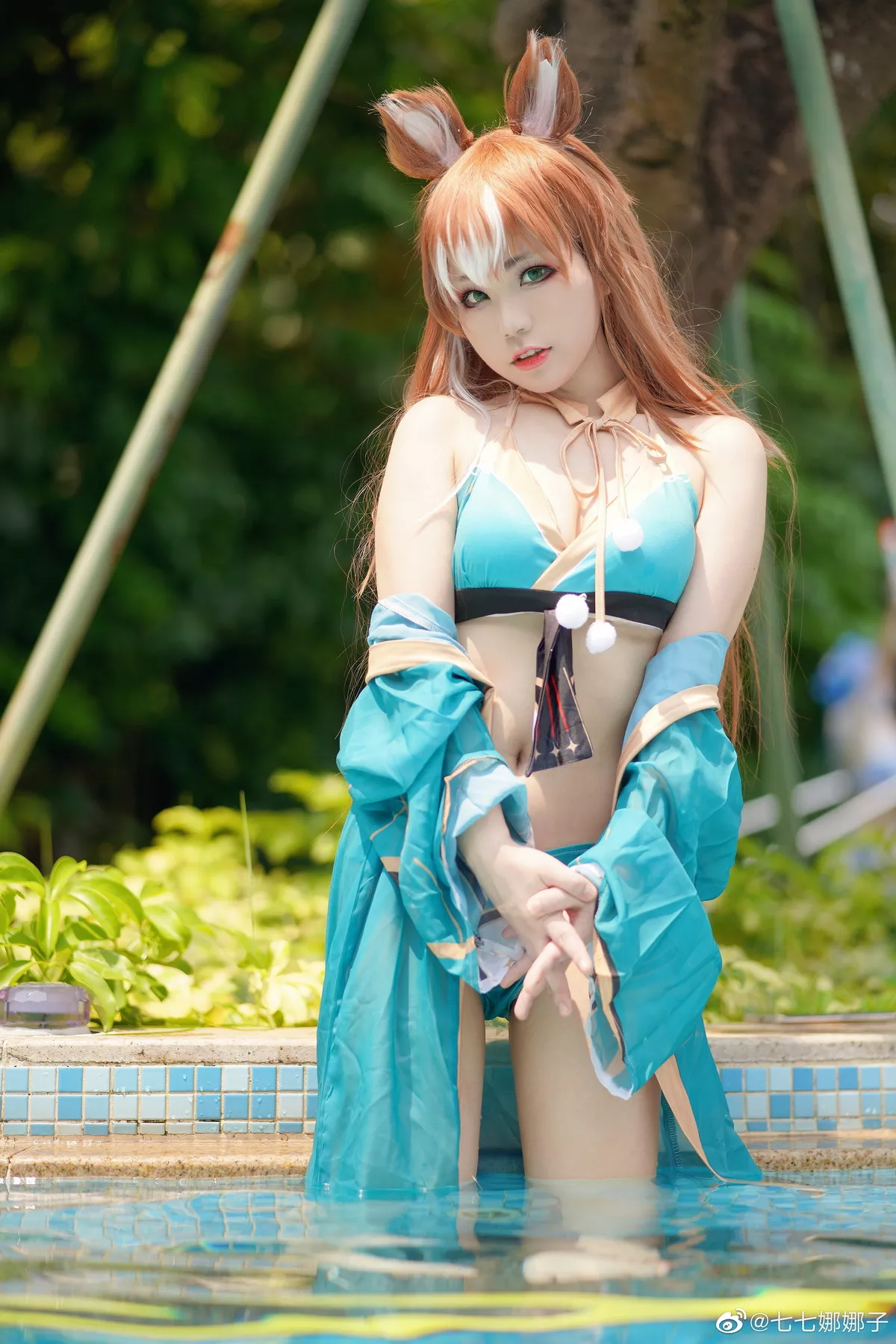 Coser美女七七娜娜子希娜吧主题户外泳池边性感比基尼秀完美身材迷人诱惑写真28P