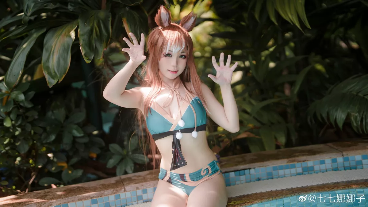 Coser美女七七娜娜子希娜吧主题户外泳池边性感比基尼秀完美身材迷人诱惑写真28P