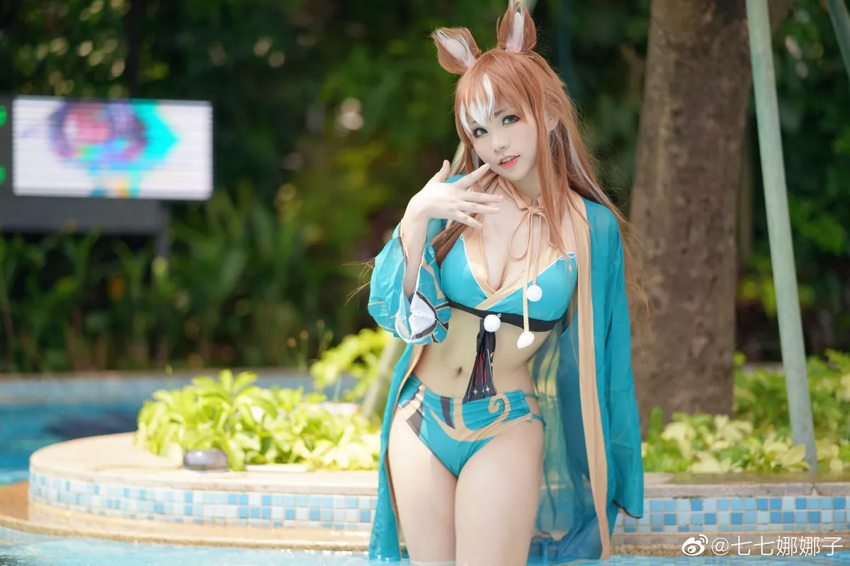 Coser美女七七娜娜子希娜吧主题户外泳池边性感比基尼秀完美身材迷人诱惑写真28P