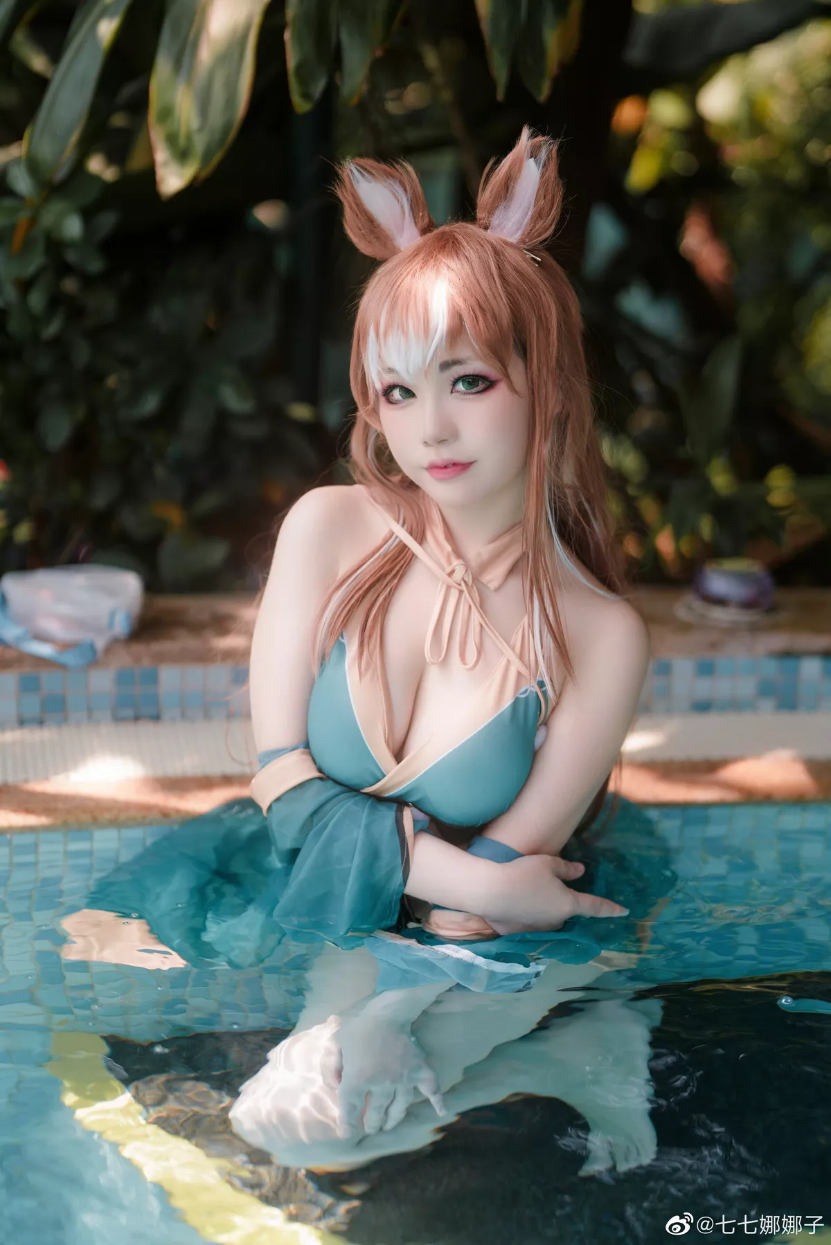 Coser美女七七娜娜子希娜吧主题户外泳池边性感比基尼秀完美身材迷人诱惑写真28P