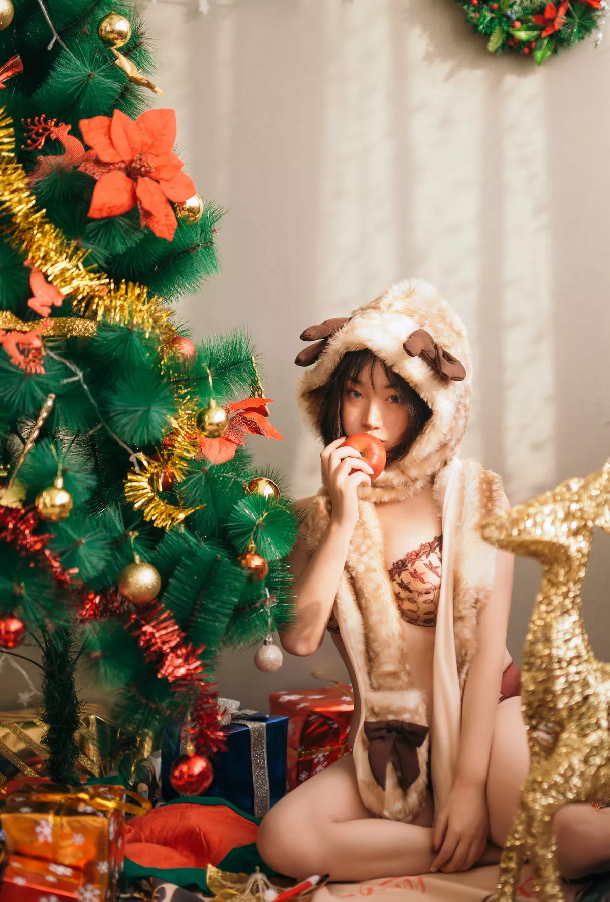 网络美女野百合圣诞主题私房性感小鹿装扮性感蕾丝内衣秀傲人豪乳诱惑写真34P
