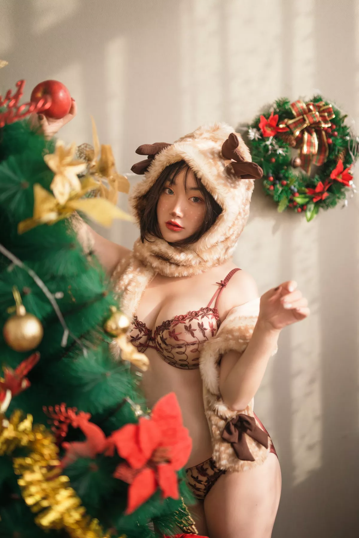 网络美女野百合圣诞主题私房性感小鹿装扮性感蕾丝内衣秀傲人豪乳诱惑写真34P