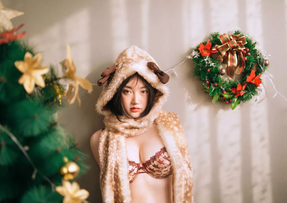网络美女野百合圣诞主题私房性感小鹿装扮性感蕾丝内衣秀傲人豪乳诱惑写真34P