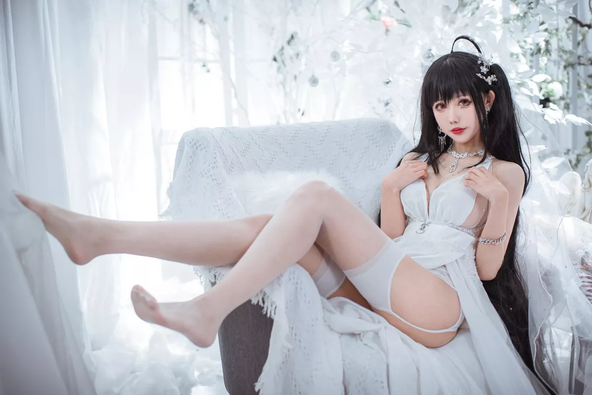 Coser美女仙女月大凤纯白婚纱主题性感白色薄纱配白色吊袜秀完美身材诱惑写真30P