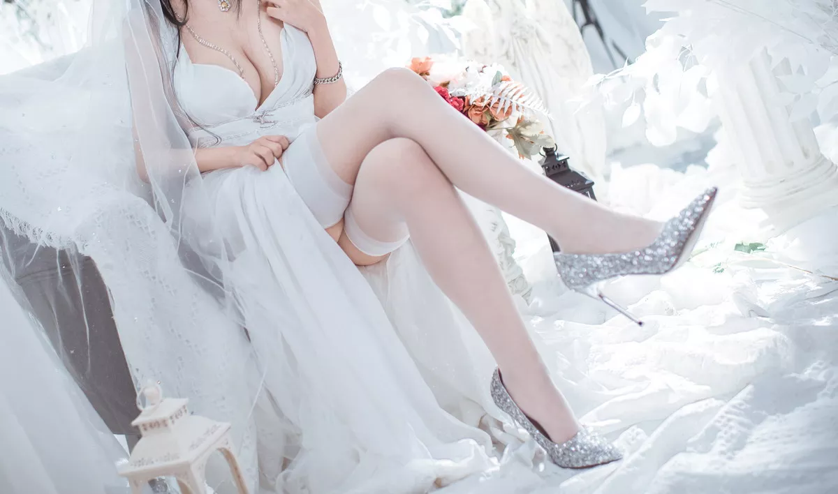 Coser美女仙女月大凤纯白婚纱主题性感白色薄纱配白色吊袜秀完美身材诱惑写真30P