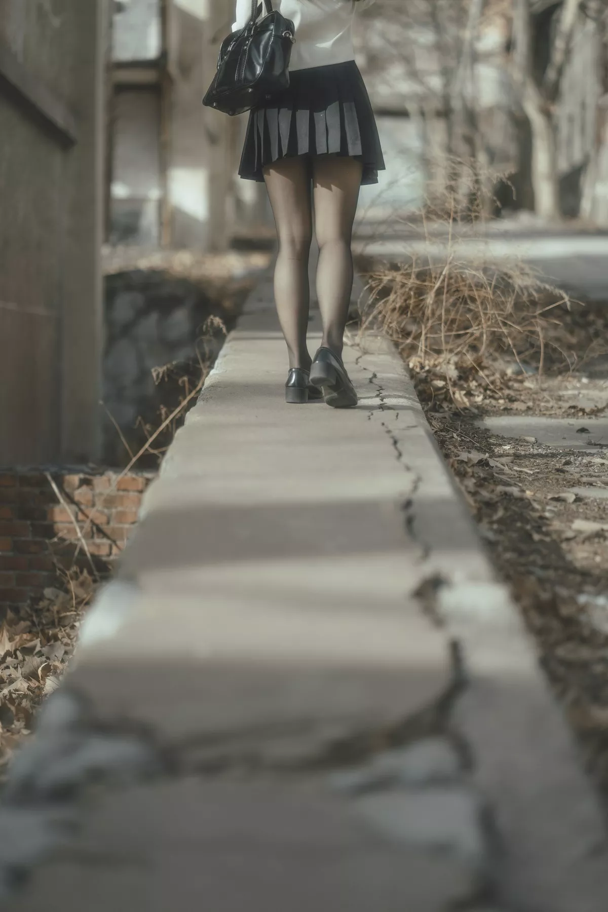 Coser美女六味帝皇酱废墟JK主题户外脱性感制服露白色内衣秀豪乳诱惑写真42P