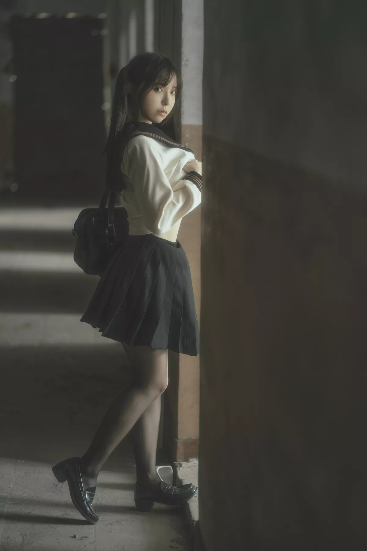 Coser美女六味帝皇酱废墟JK主题户外脱性感制服露白色内衣秀豪乳诱惑写真42P