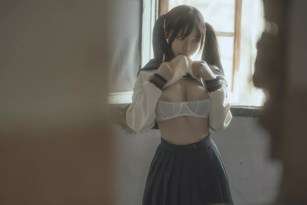 Coser美女六味帝皇酱废墟JK主题户外脱性感制服露白色内衣秀豪乳诱惑写真42P