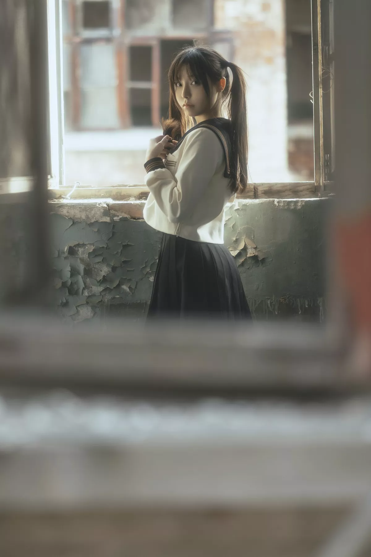 Coser美女六味帝皇酱废墟JK主题户外脱性感制服露白色内衣秀豪乳诱惑写真42P