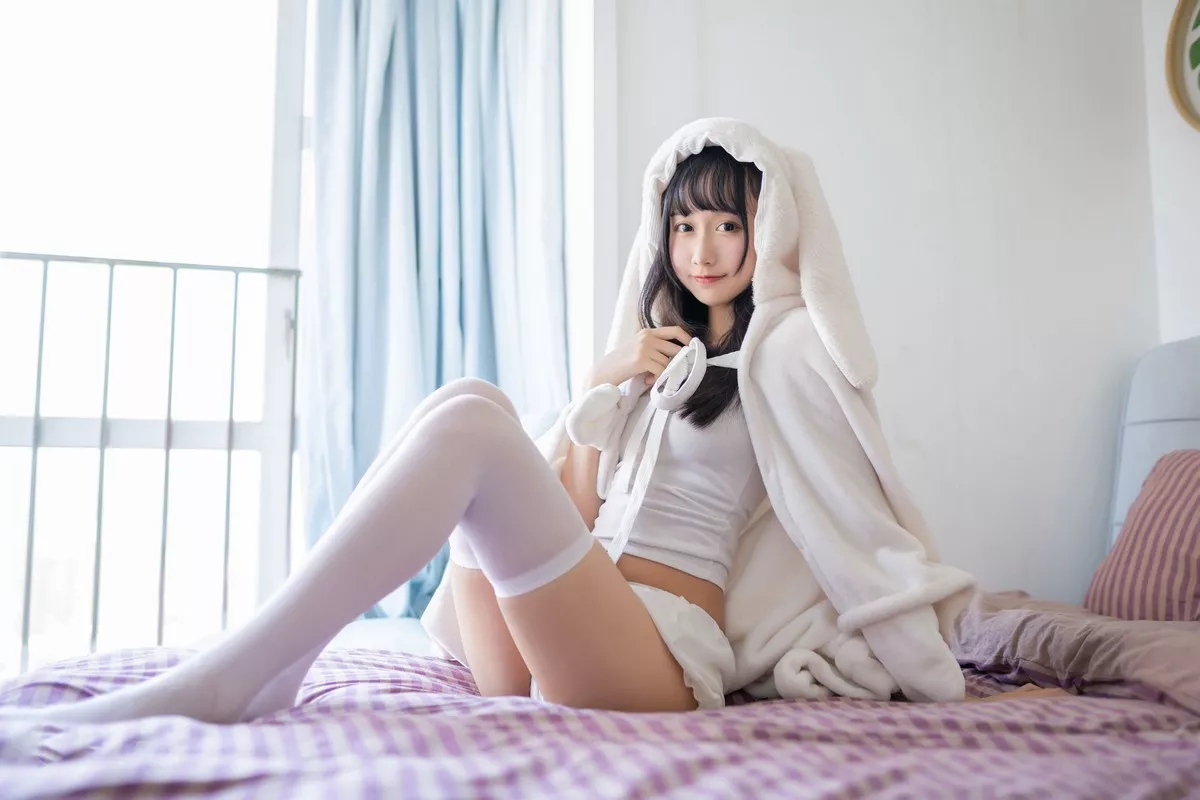 萌系小姐姐木绵绵OwO浴巾兔子主题私房性感白色吊带配白短裤白丝袜迷人写真42P
