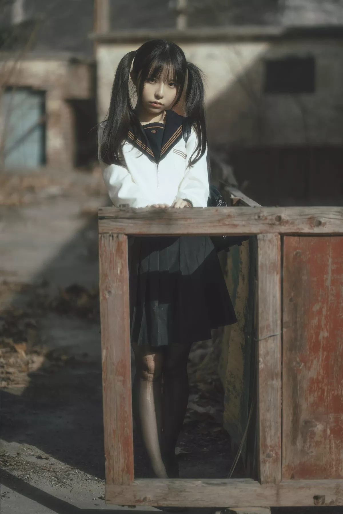 Coser美女六味帝皇酱废墟JK主题户外脱性感制服露白色内衣秀豪乳诱惑写真42P