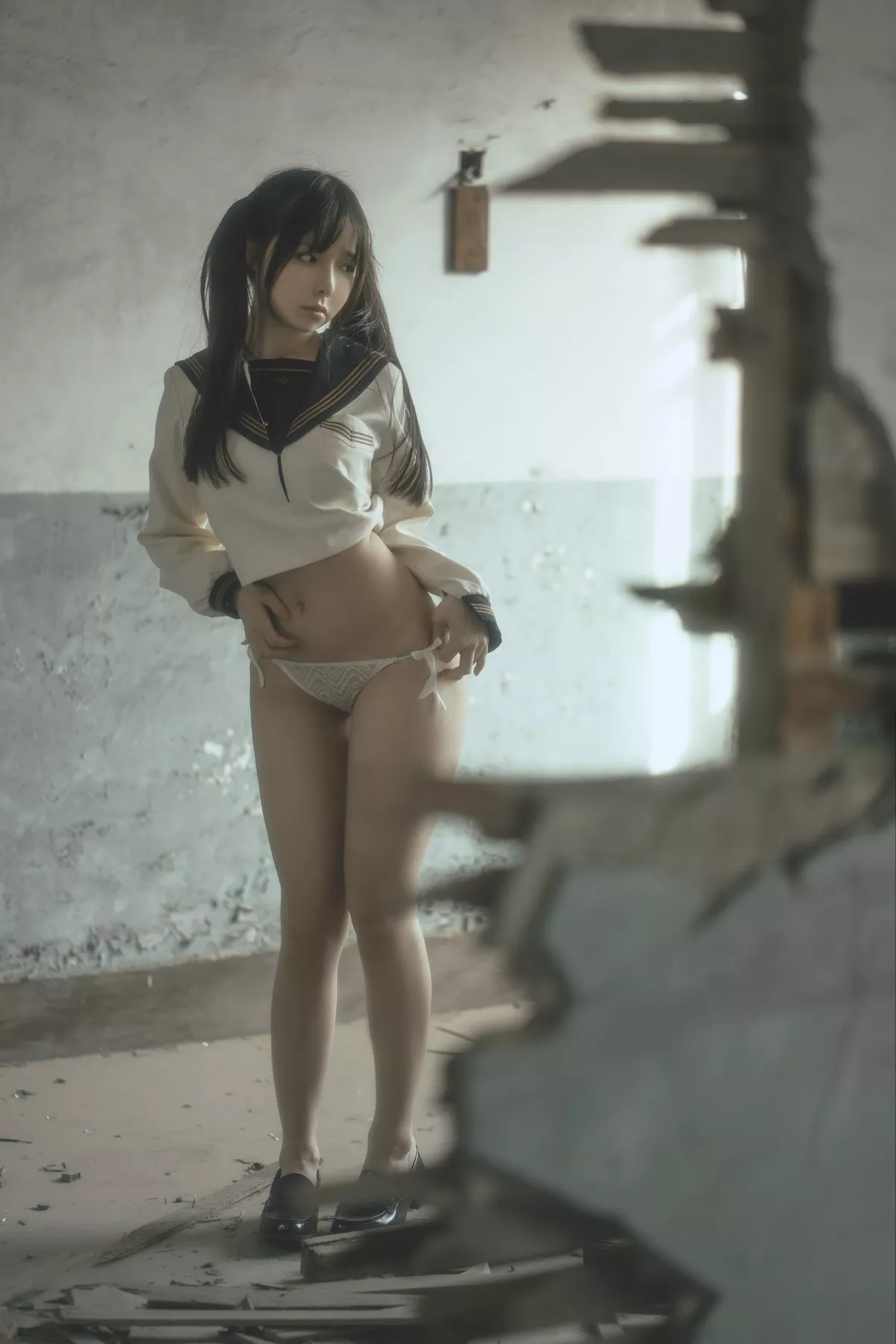 Coser美女六味帝皇酱废墟JK主题户外脱性感制服露白色内衣秀豪乳诱惑写真42P