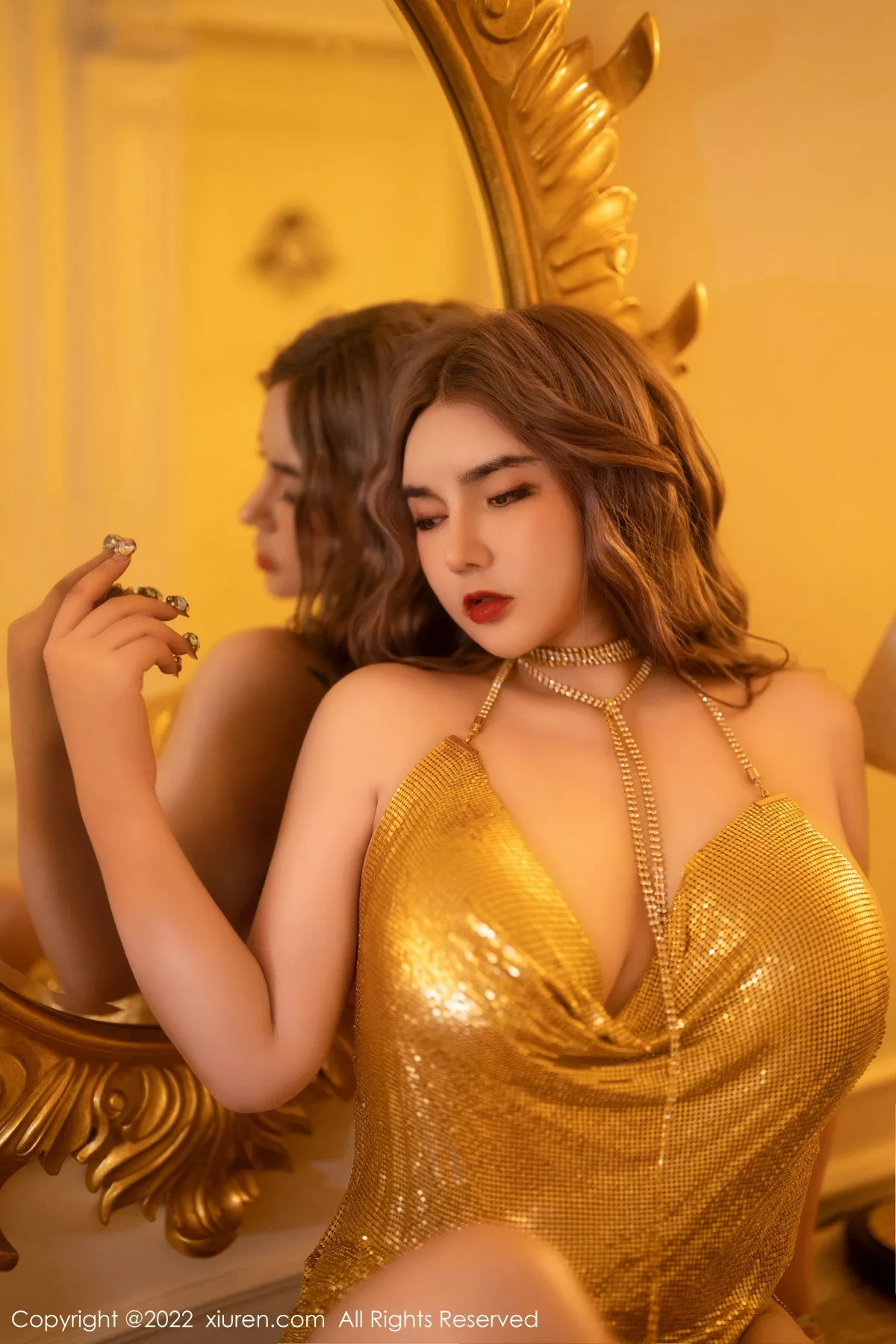XiuRen第5862期_模特温心怡私房性感金色吊带短裙秀傲人豪乳遮点极致诱惑写真53P