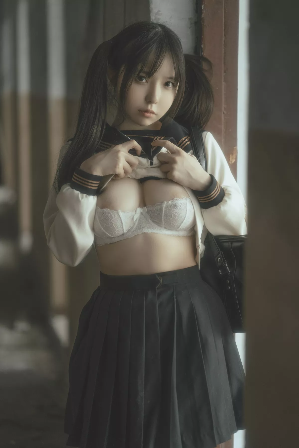 Coser美女六味帝皇酱废墟JK主题户外脱性感制服露白色内衣秀豪乳诱惑写真42P