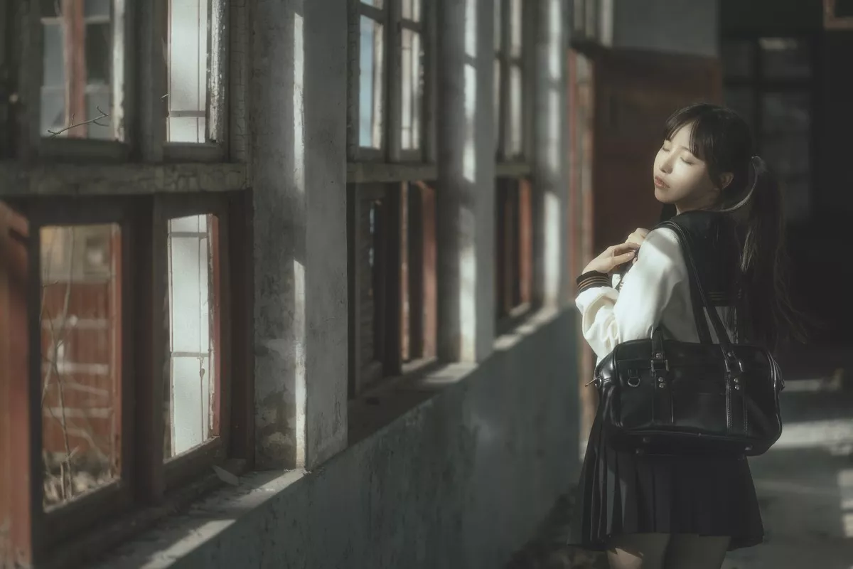 Coser美女六味帝皇酱废墟JK主题户外脱性感制服露白色内衣秀豪乳诱惑写真42P