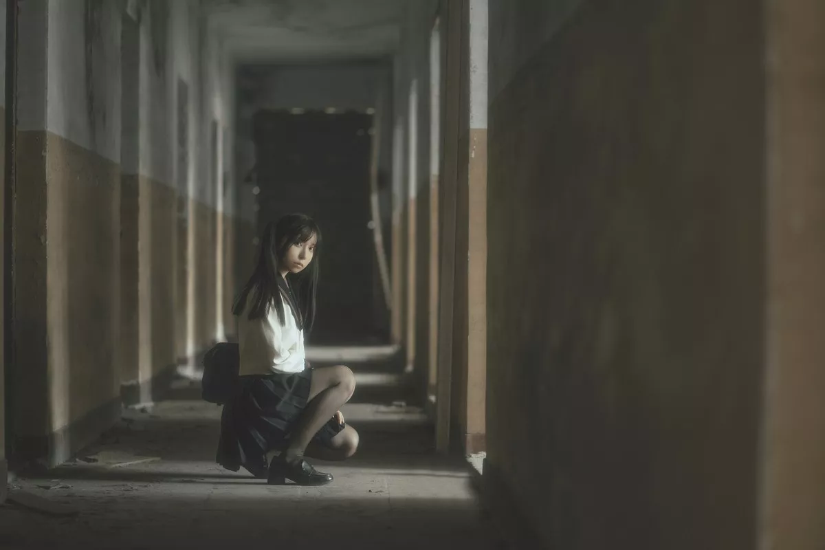 Coser美女六味帝皇酱废墟JK主题户外脱性感制服露白色内衣秀豪乳诱惑写真42P