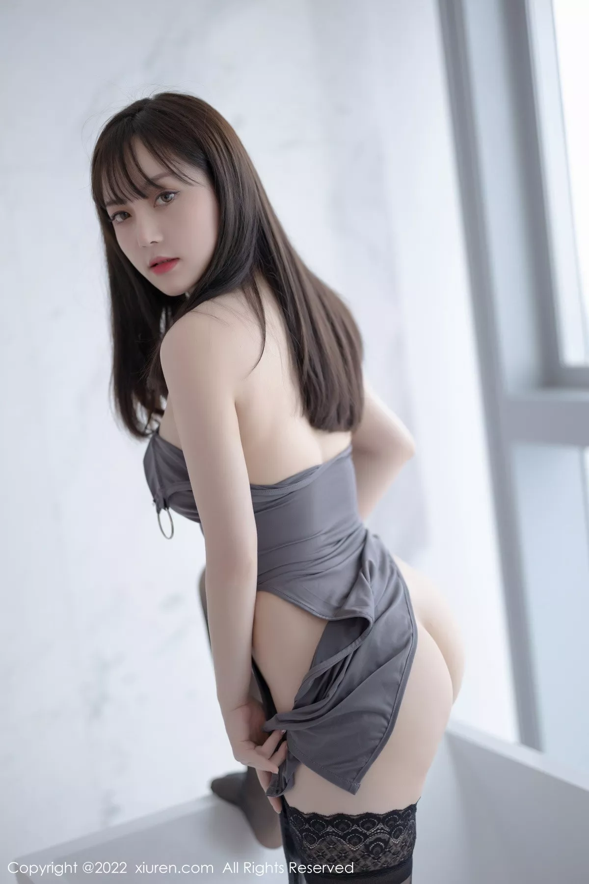 XiuRen第5865期_模特豆瓣酱厦门旅拍灰色露肩短裙配蕾丝袜秀丰满身材诱惑写真71P