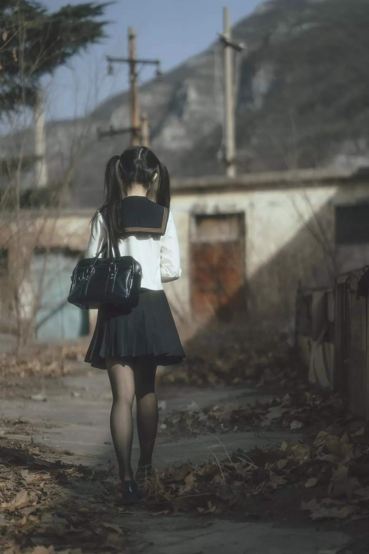 Coser美女六味帝皇酱废墟JK主题户外脱性感制服露白色内衣秀豪乳诱惑写真42P