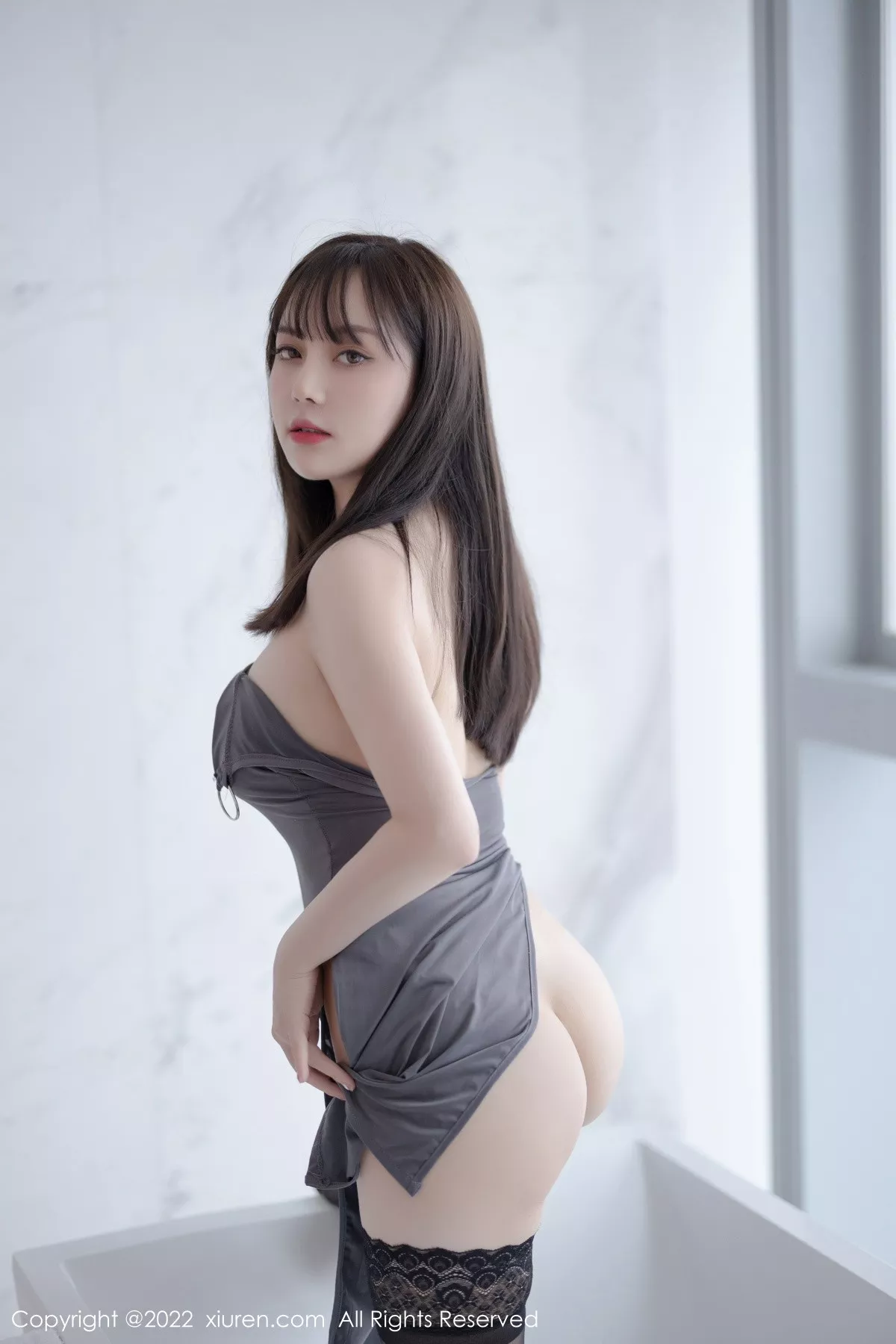 XiuRen第5865期_模特豆瓣酱厦门旅拍灰色露肩短裙配蕾丝袜秀丰满身材诱惑写真71P