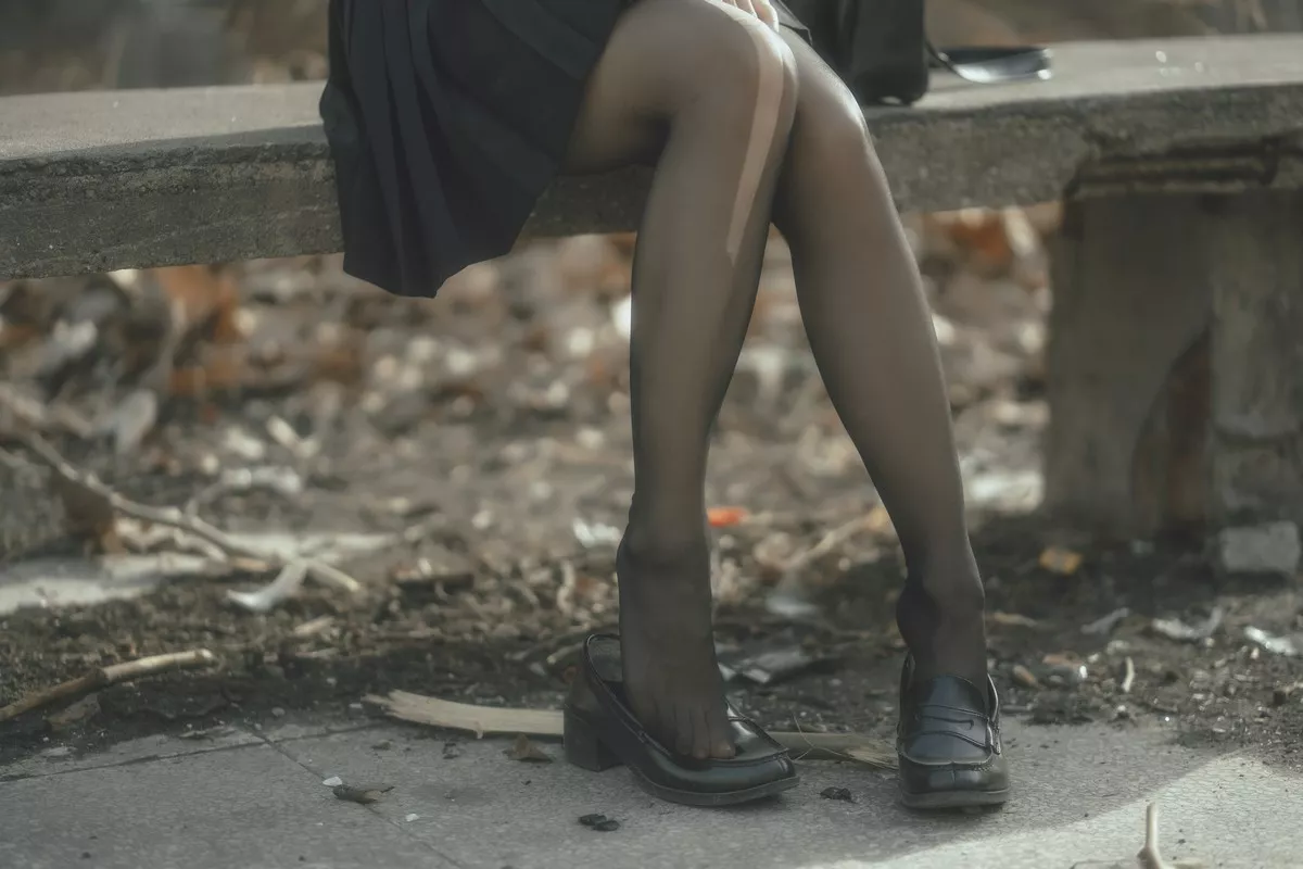 Coser美女六味帝皇酱废墟JK主题户外脱性感制服露白色内衣秀豪乳诱惑写真42P