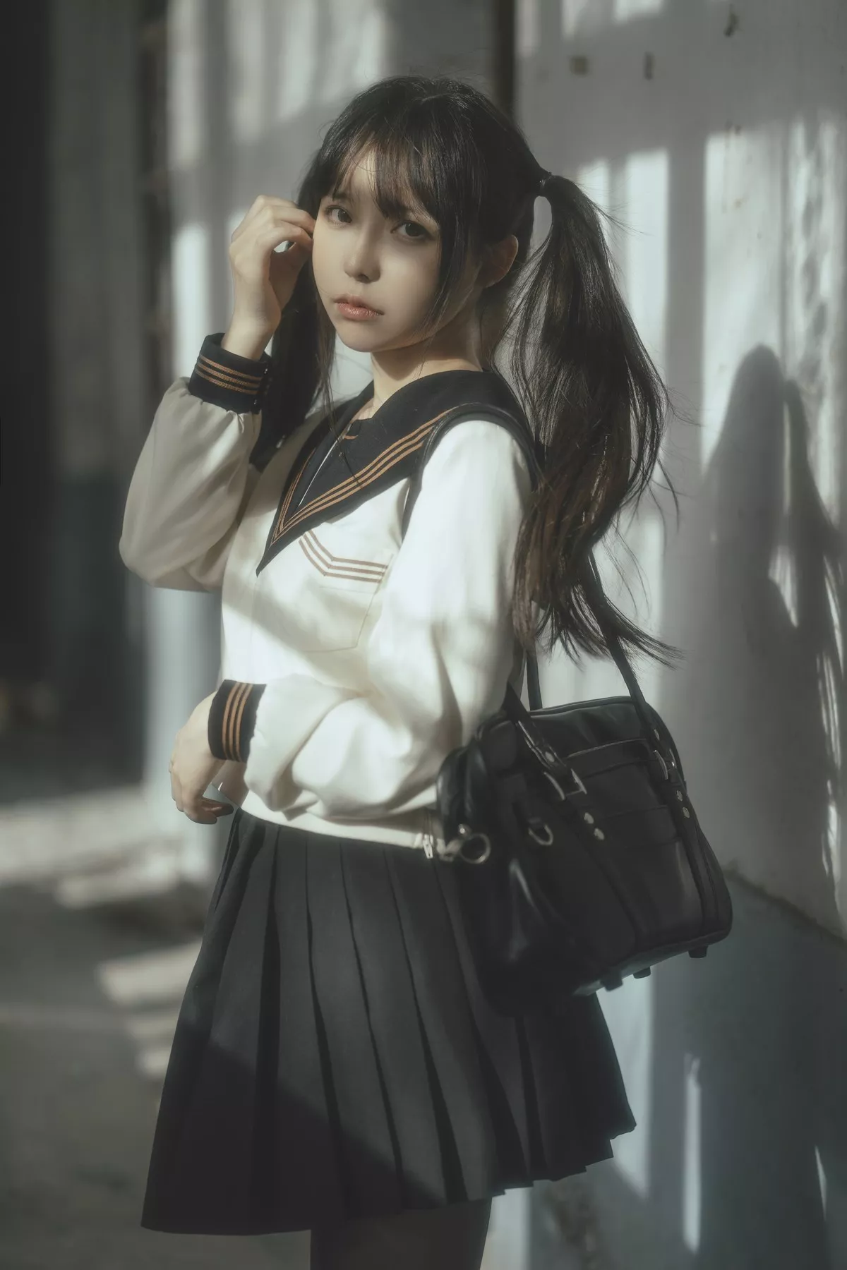 Coser美女六味帝皇酱废墟JK主题户外脱性感制服露白色内衣秀豪乳诱惑写真42P