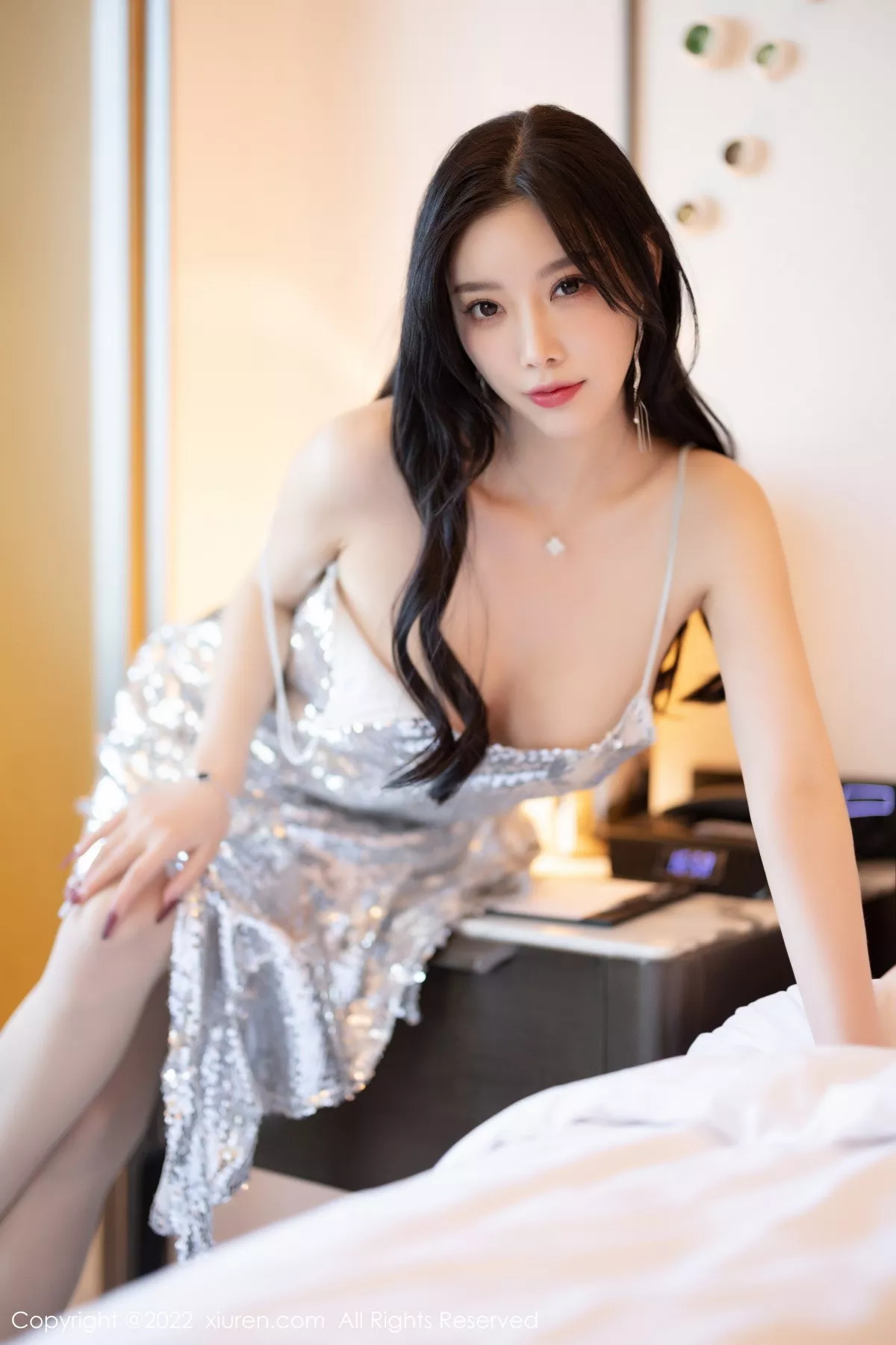 XiuRen第5860期_女神杨晨晨Yome性感银色吊带短裙露黑色蕾丝内衣惹火诱惑写真81P