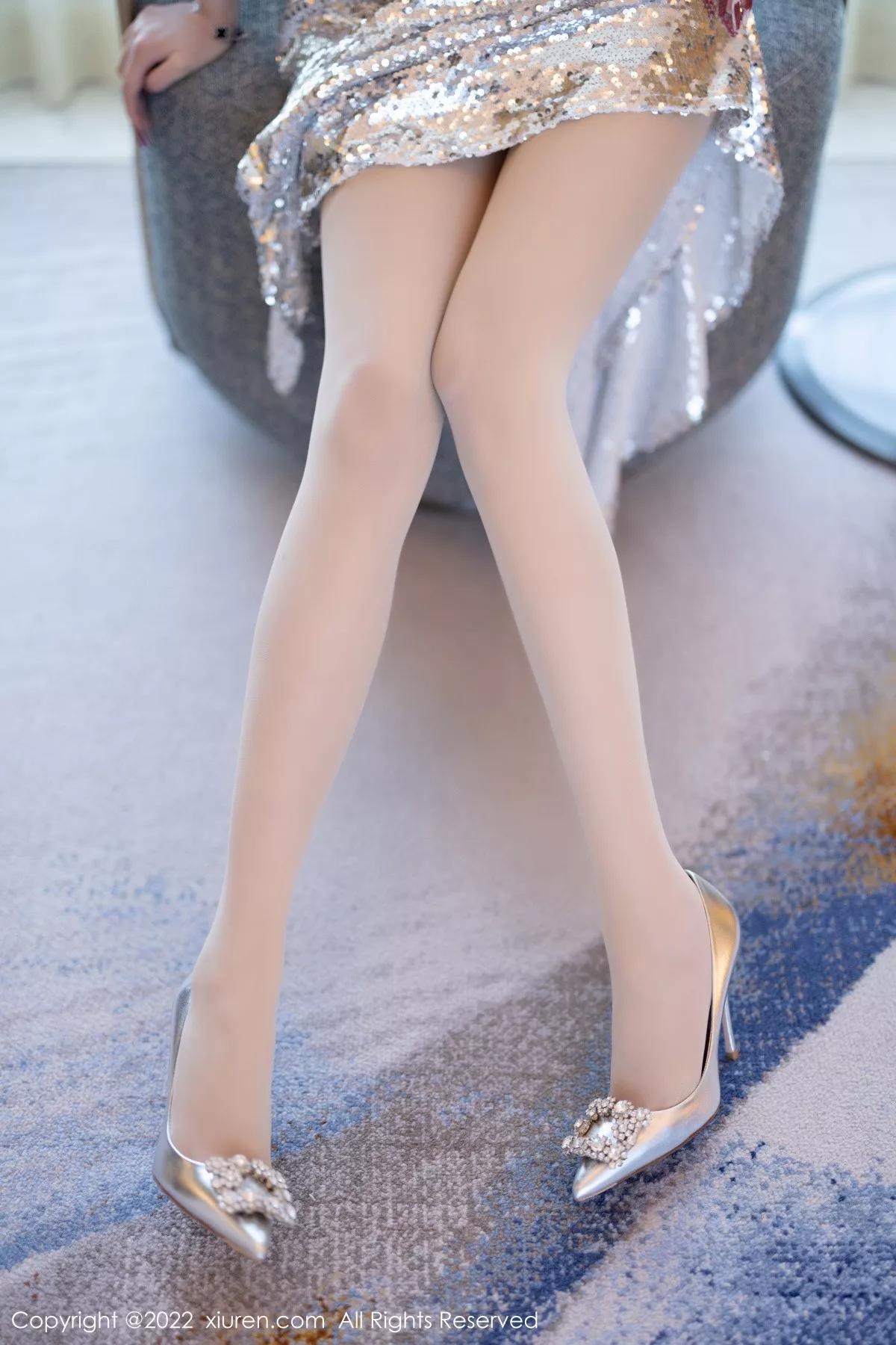 XiuRen第5860期_女神杨晨晨Yome性感银色吊带短裙露黑色蕾丝内衣惹火诱惑写真81P