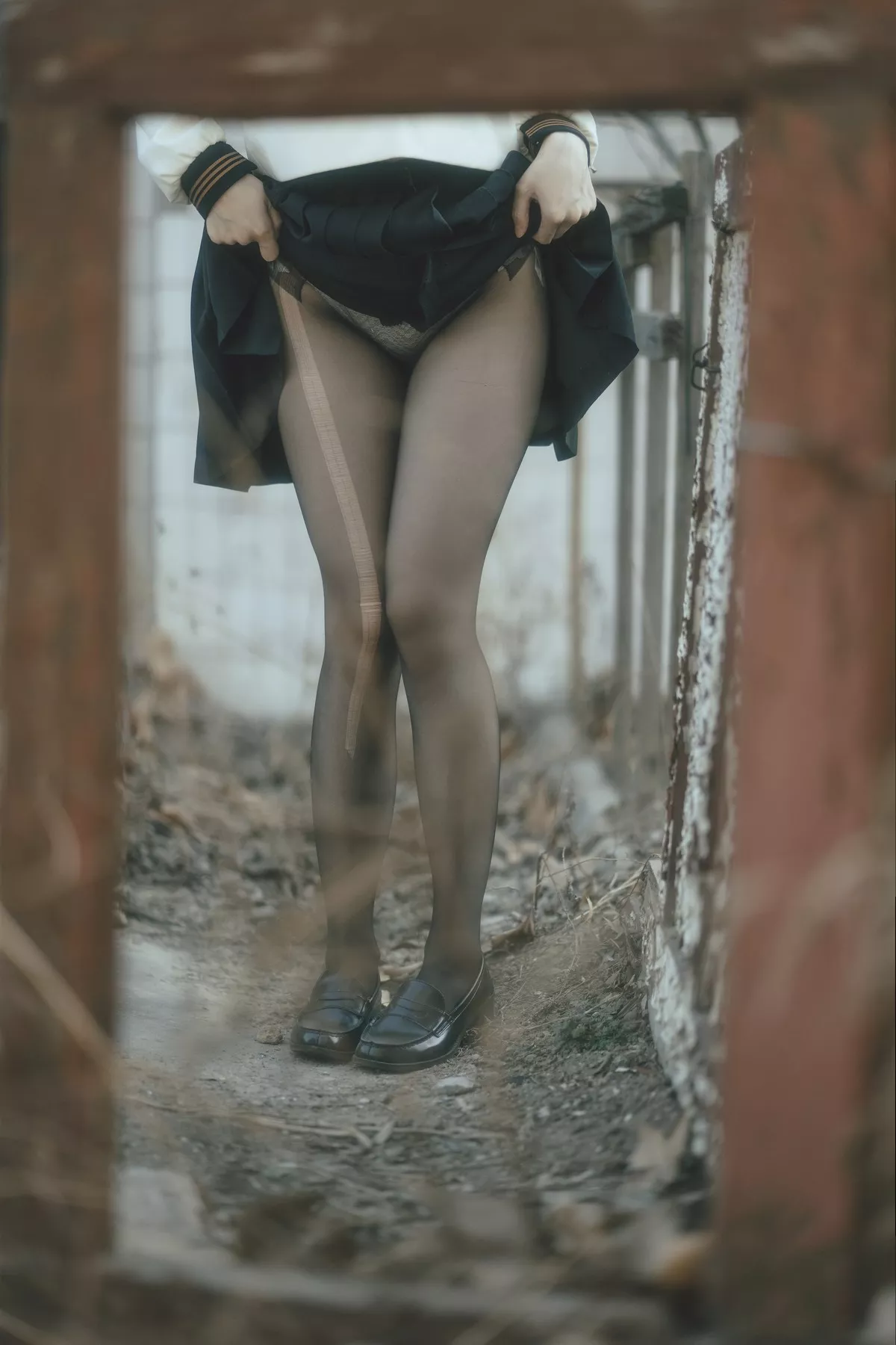 Coser美女六味帝皇酱废墟JK主题户外脱性感制服露白色内衣秀豪乳诱惑写真42P