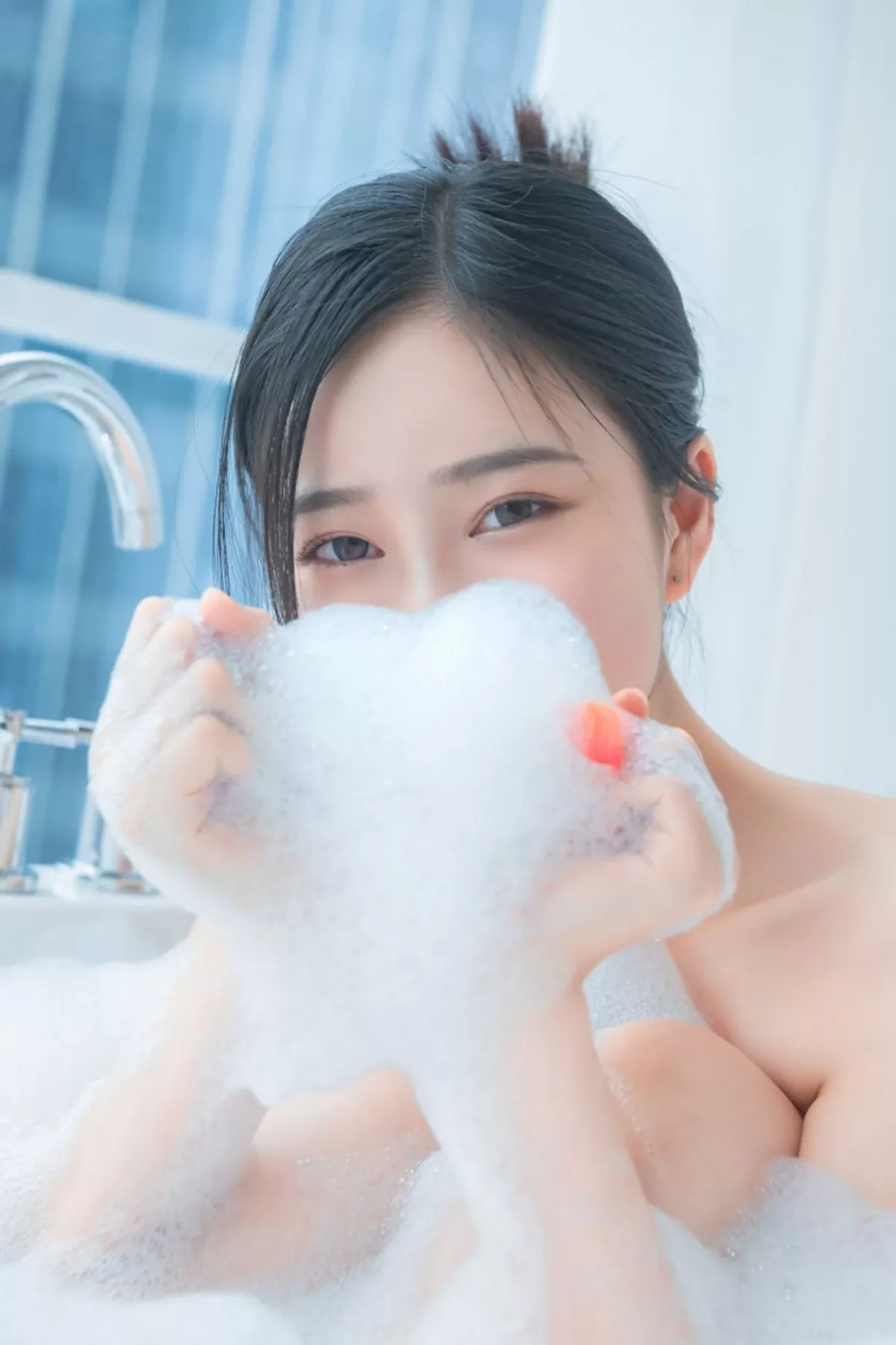 网络美女年年Nnian爱心泡泡主题私房浴室大尺度全果泡泡浴秀火辣身材诱惑写真25P
