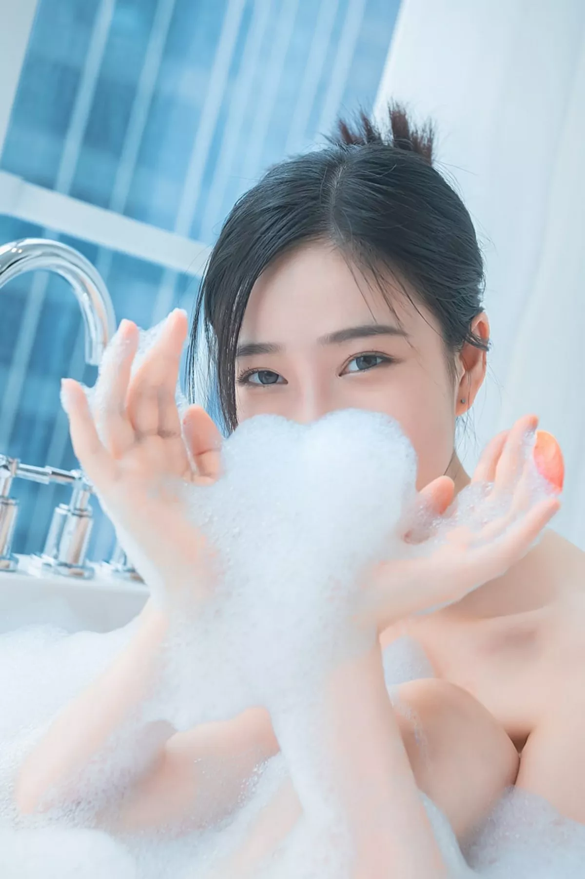 网络美女年年Nnian爱心泡泡主题私房浴室大尺度全果泡泡浴秀火辣身材诱惑写真25P