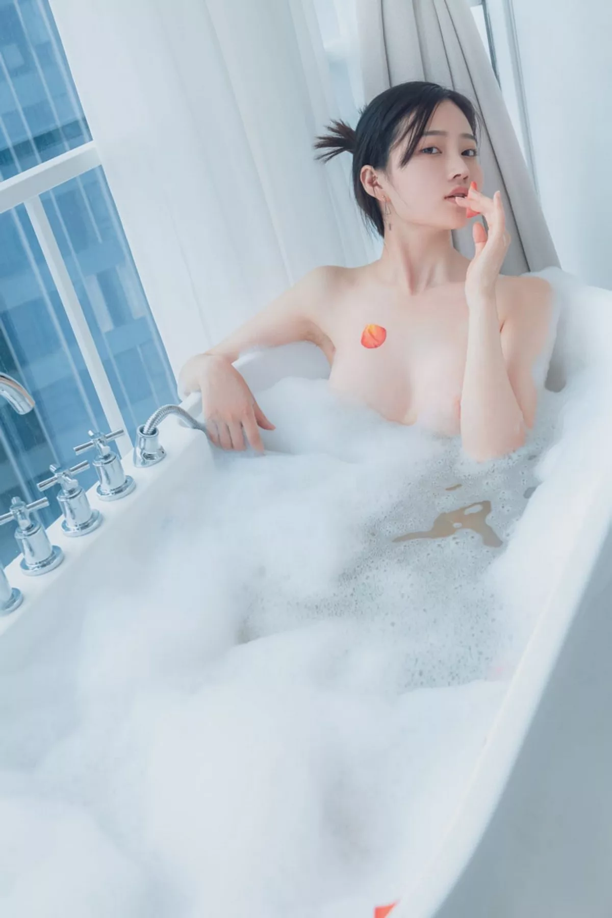 网络美女年年Nnian爱心泡泡主题私房浴室大尺度全果泡泡浴秀火辣身材诱惑写真25P