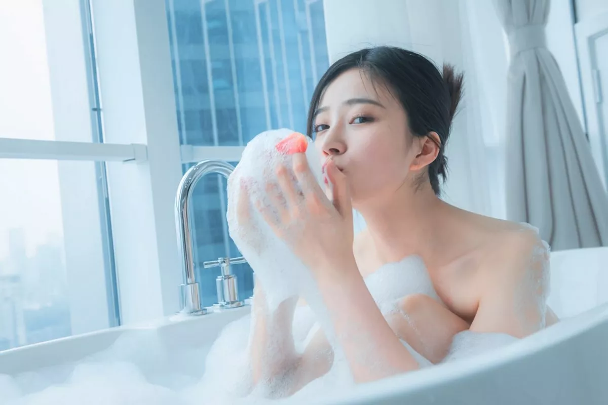 网络美女年年Nnian爱心泡泡主题私房浴室大尺度全果泡泡浴秀火辣身材诱惑写真25P