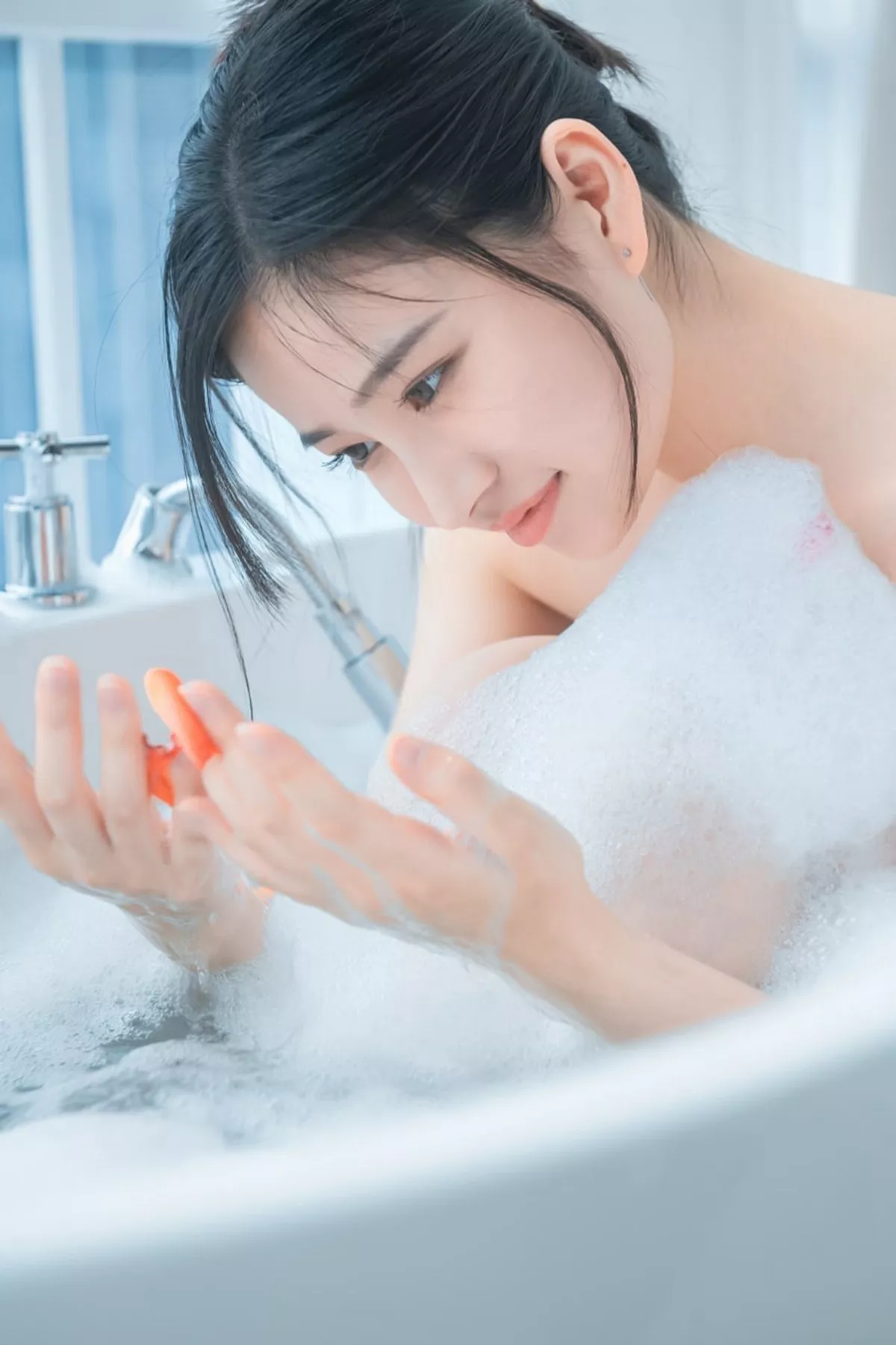 网络美女年年Nnian爱心泡泡主题私房浴室大尺度全果泡泡浴秀火辣身材诱惑写真25P
