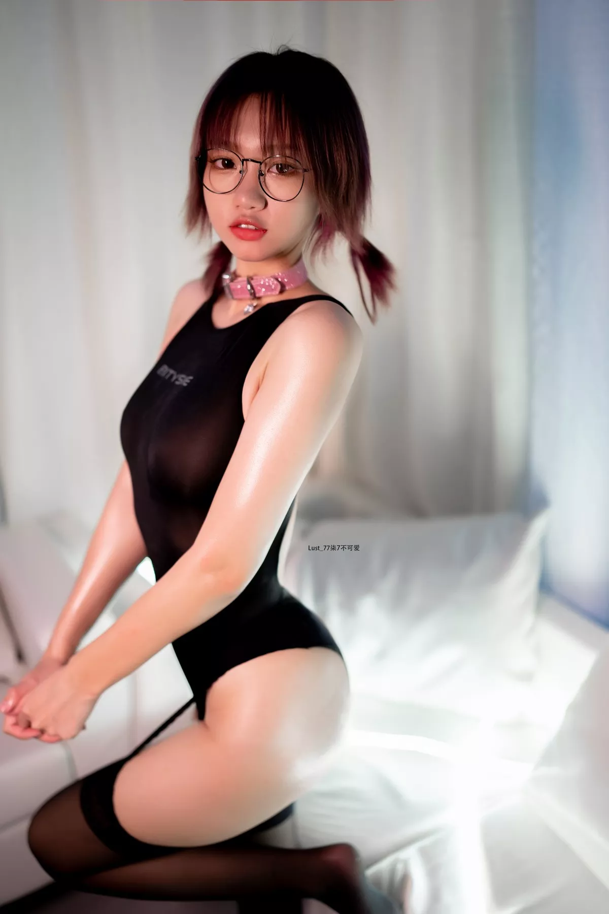 动漫博主柒柒要乖哦竞泳水着主题黑色连体泳衣配黑丝吊袜秀完美身材诱惑写真82P