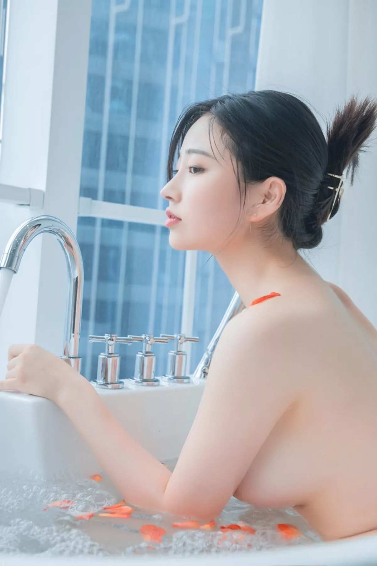 网络美女年年Nnian爱心泡泡主题私房浴室大尺度全果泡泡浴秀火辣身材诱惑写真25P