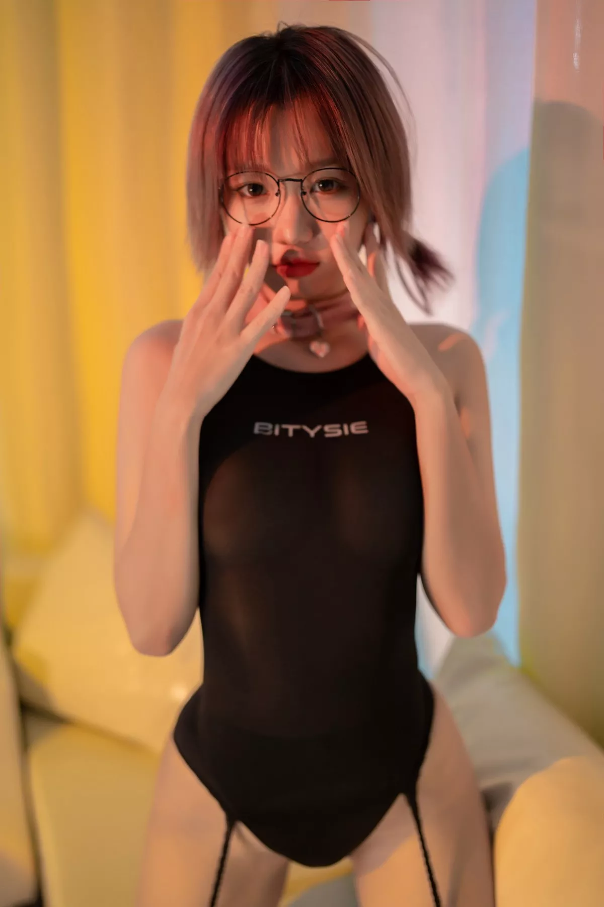 动漫博主柒柒要乖哦竞泳水着主题黑色连体泳衣配黑丝吊袜秀完美身材诱惑写真82P